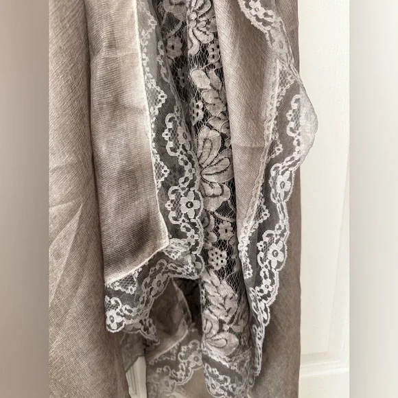 NWT FOULARD BELLA Chic Lace Trim Shawl Grey - Picture 10 of 10